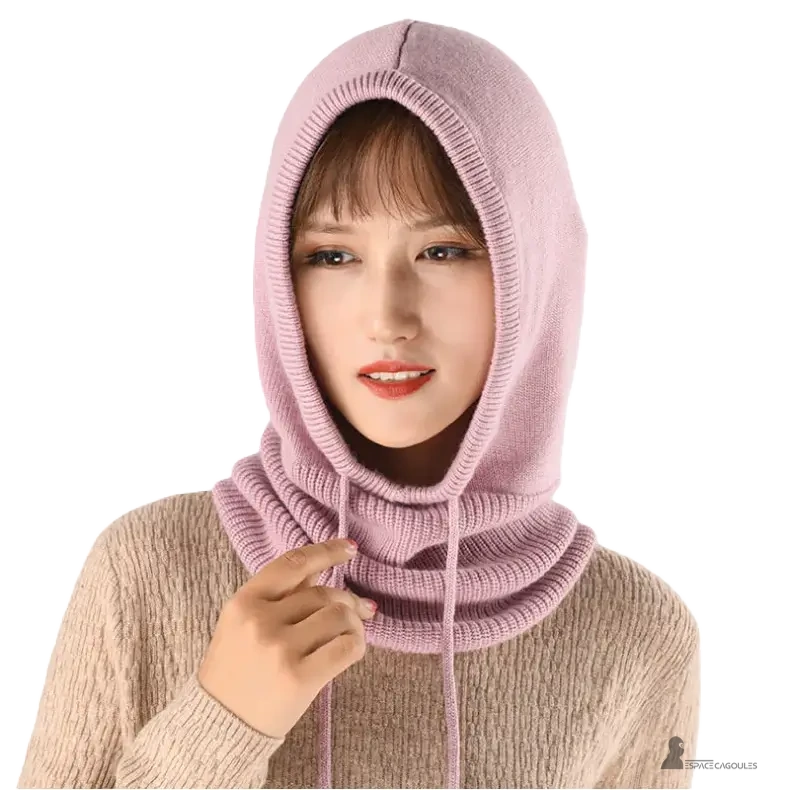 Cagoule laine femme rose portée par une femme avec capuche et col couvrant le cou