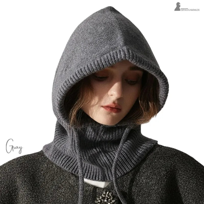 Cagoule laine femme baissant le regard en portant une cagoule laine grise sur fond blanc - Espace Cagoules