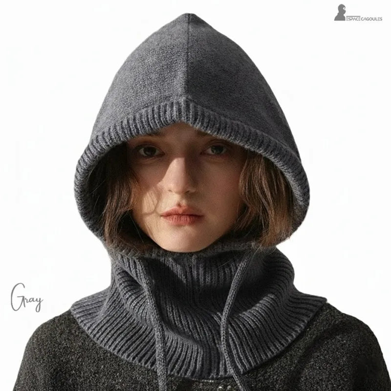 Cagoule laine femme portant cagoule gris en studio avec contraste ombre lumiere - Espace Cagoules