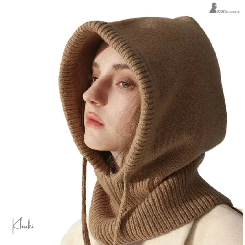 Cagoule laine femme portant cagoule laine couleur kaki en lumiere naturelle sur fond blanc - Espace Cagoules