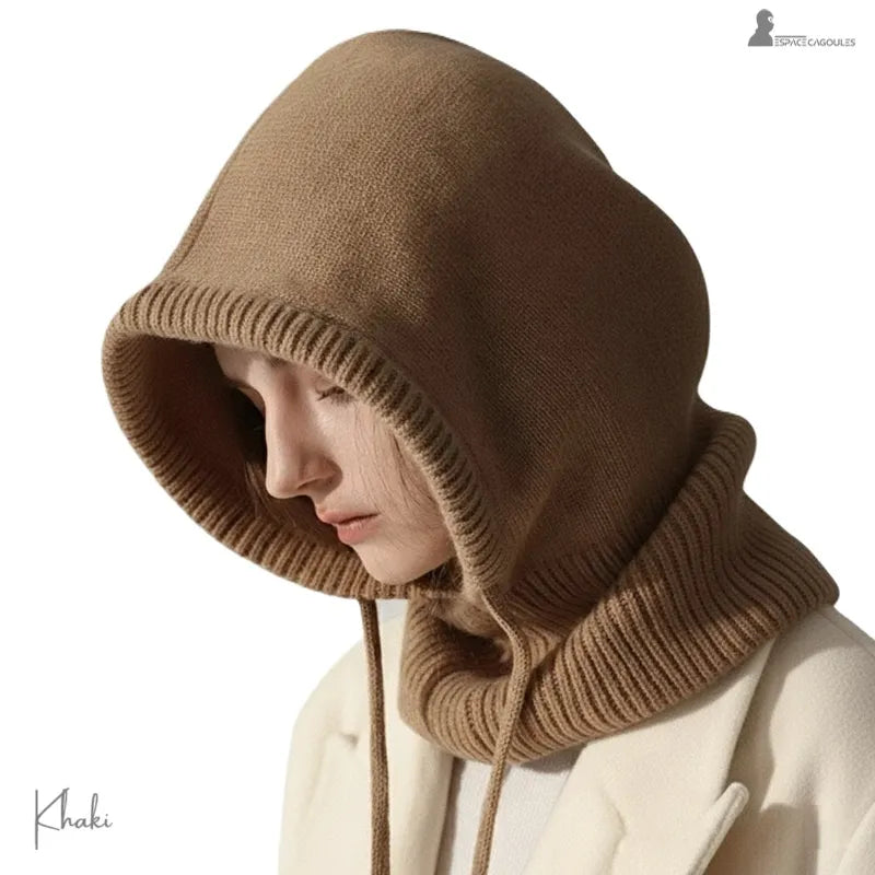 Cagoule laine femme profil portant cagoule couleur kaki sur fond blanc en lumiere naturelle - Espace Cagoules