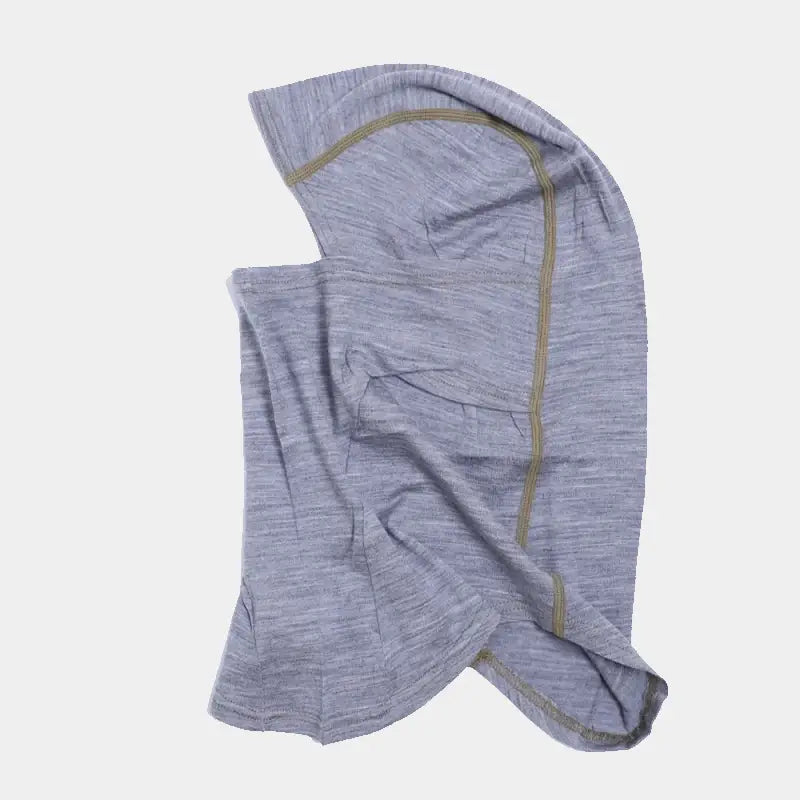 Graue Sturmhaube aus Merinowolle mit beigen Nähten, perfekt für Winterabenteuer oder Spaziergänge.