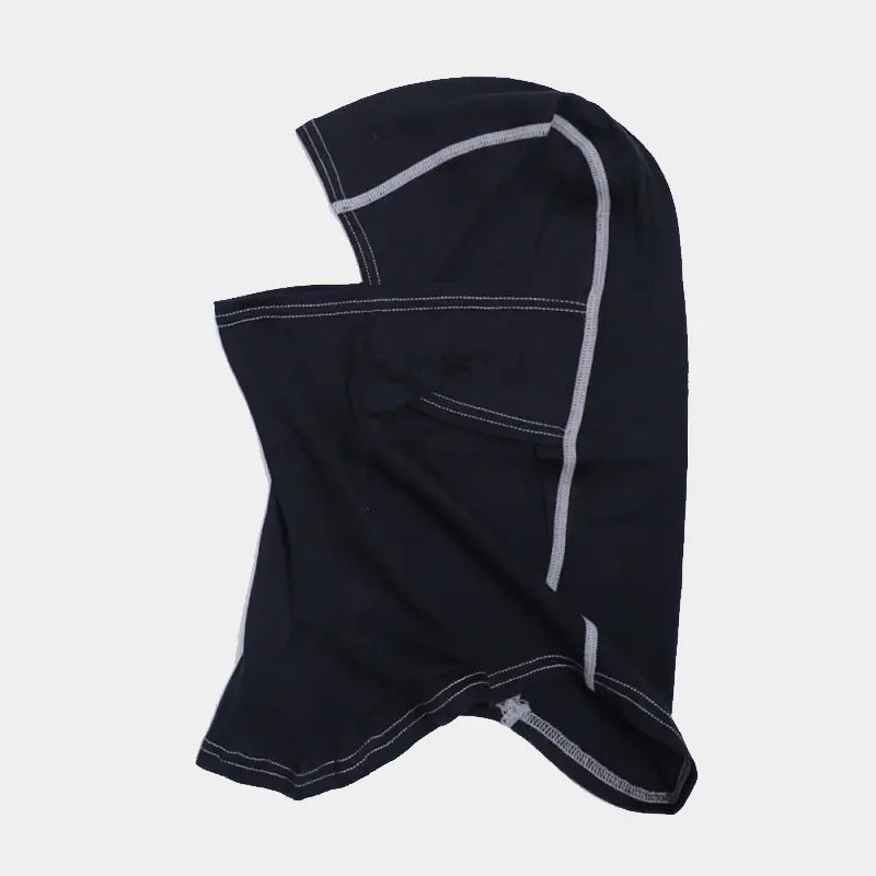 Vue de cÎté d'une cagoule en laine mérinos noire avec couture grises, design ergonomique pour motard, offrant confort et isolation thermique optimale.