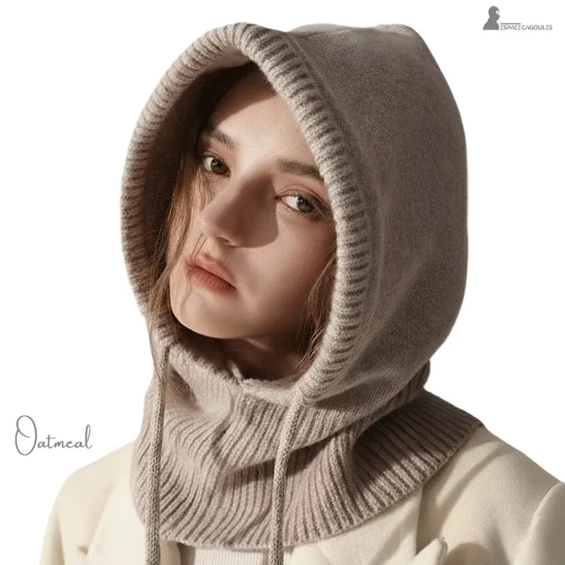 Cagoule laine portrait femme portant cagoule laine oatmeal en studio lumineux - Espace Cagoules