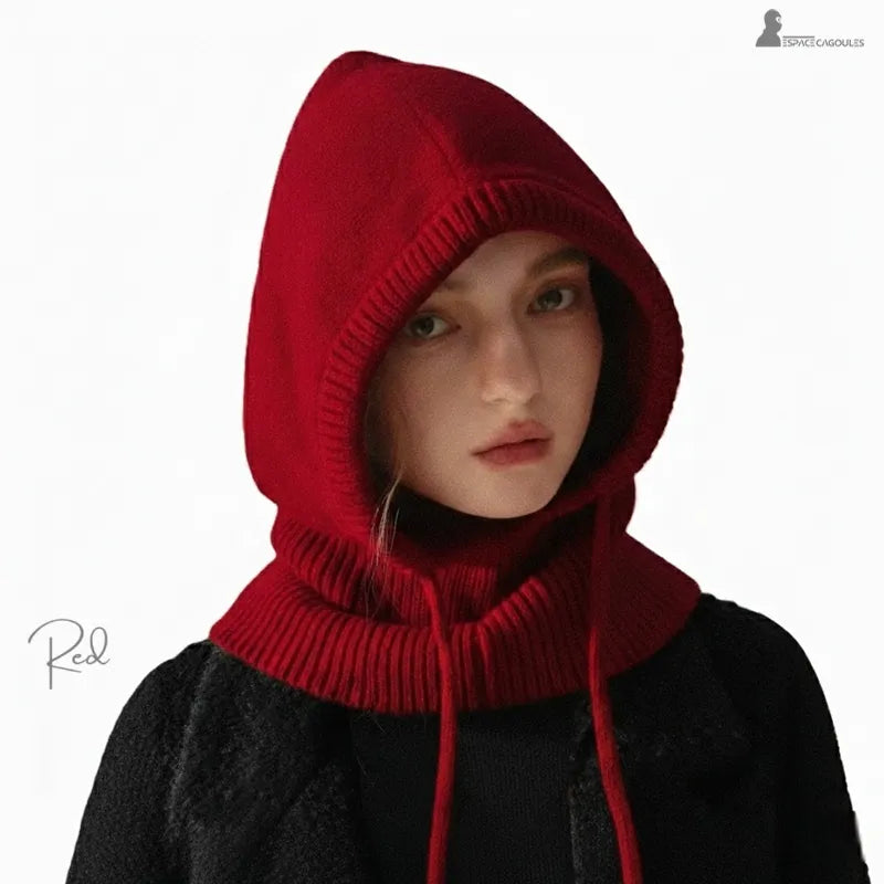 Cagoule laine femme portant cagoule laine rouge en studio avec contraste sur fond blanc - Espace Cagoules