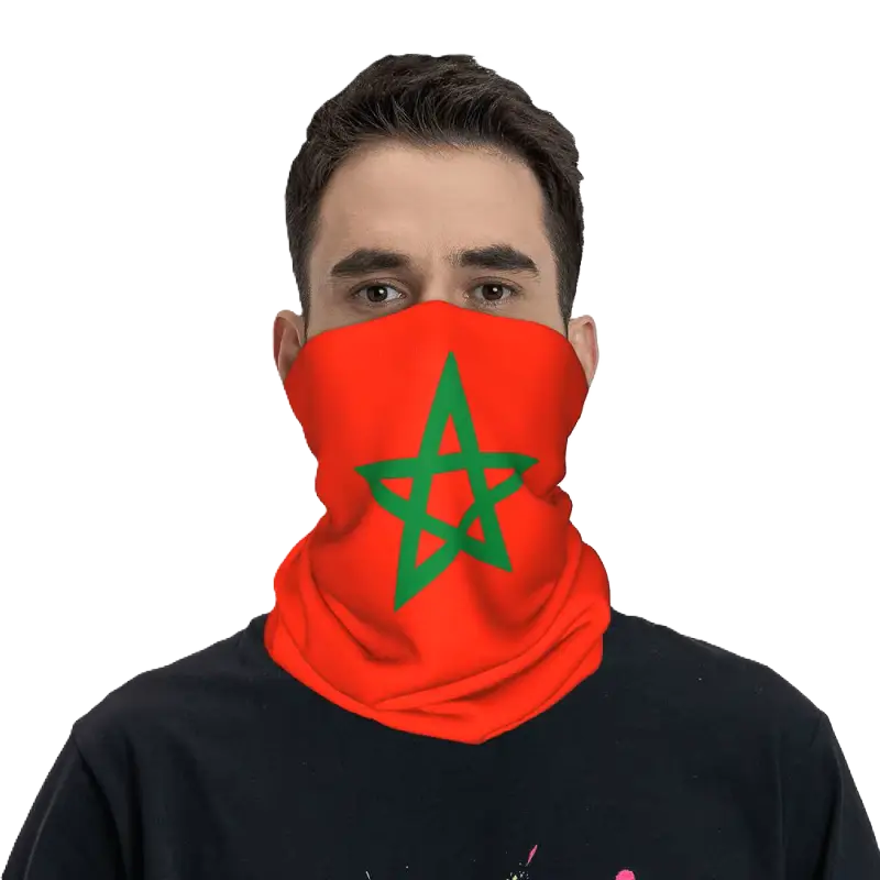 Homme portant une Cagoule Maroc rouge avec étoile verte comme cache-cou. Accessoire respirant et protecteur idéal pour le sport, le plein air et les voyages.