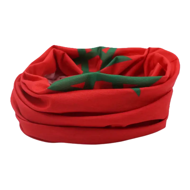 Cagoule Maroc rouge avec étoile verte enroulée en forme de bandeau, posée sur un fond noir. Tour de cou multifonction idéal pour le sport, le plein air et les activités hivernales.