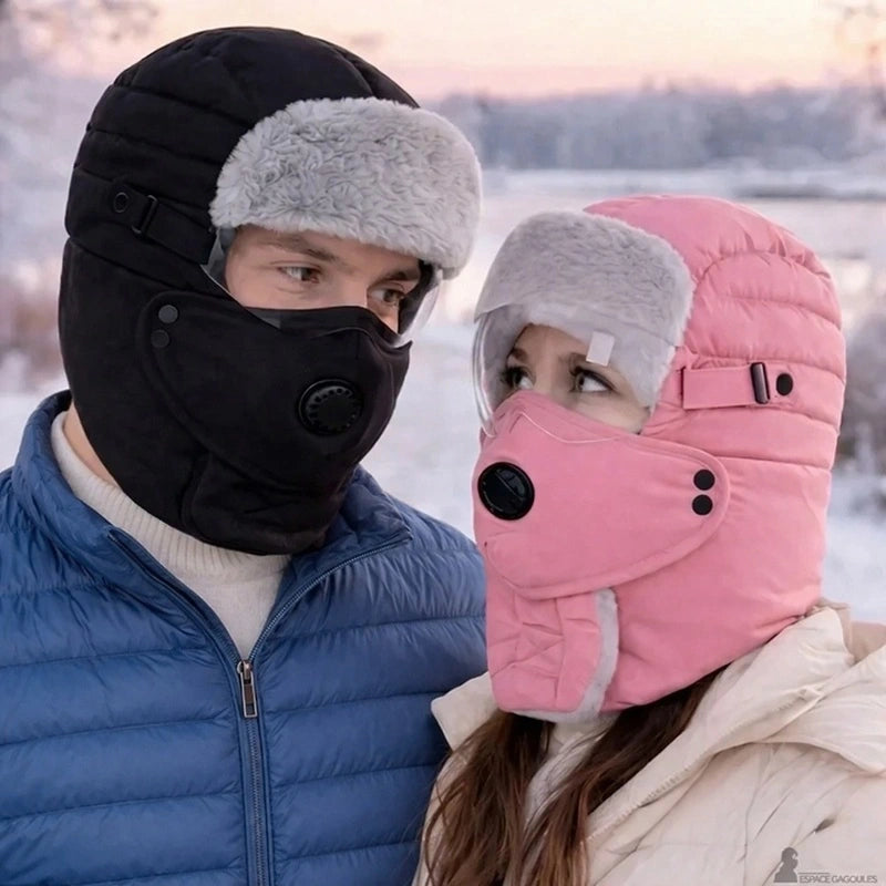 Coppia che indossa un passamontagna imbottito con valvola e visiera in nero e rosa in un paesaggio innevato - Spazio Passamontagna