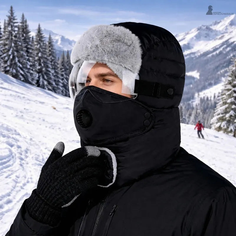 Passamontagna maschera imbottita con valvola e visiera indossata da un uomo su una pista da sci innevata - Spazio Cagoule