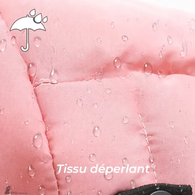 Dimostrazione dell'impermeabilità con gocce d'acqua che si formano sulla stoffa impermeabile della protezione - Spazio Cagoule