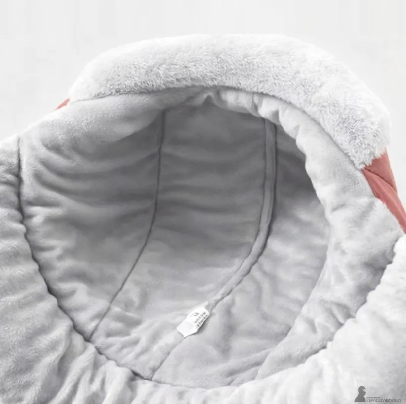 Primo piano sulla fodera interna grigia in pile morbido della protezione termica integrale - Spazio Cagoule