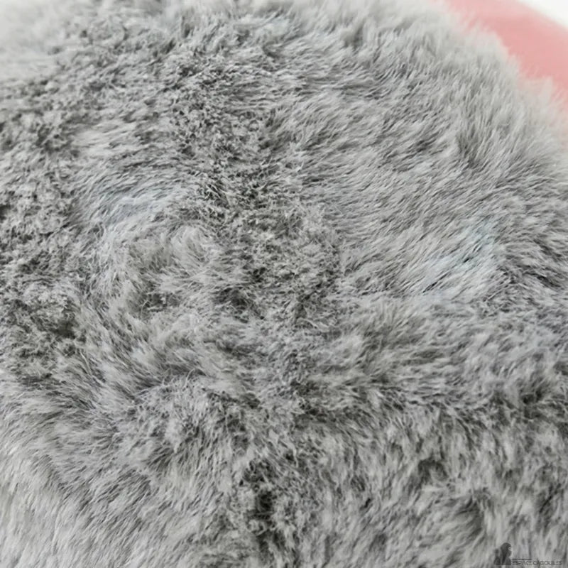 Zoom sulla texture della pelliccia sintetica grigia che borda la fronte di questo equipaggiamento per il grande freddo - Spazio Cagoule