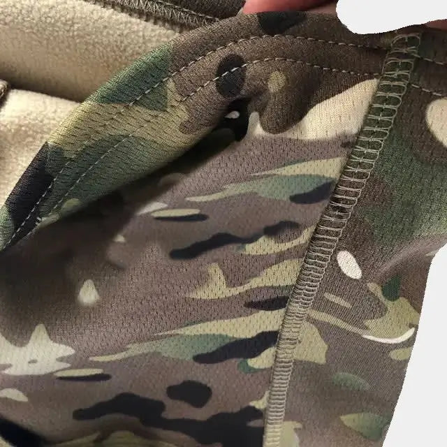 Nahaufnahme der verstärkten Nähte der 1-Loch-Militär-Sturmhaube, die die Robustheit des Tarnstoffs und die Qualität der Verarbeitung hervorhebt.