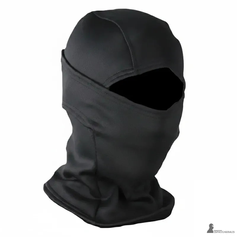 Cagoule militaire noire en polaire vue de trois quarts, ouverture des yeux et rabat facial croisé sur fond clair - Espace Cagoules