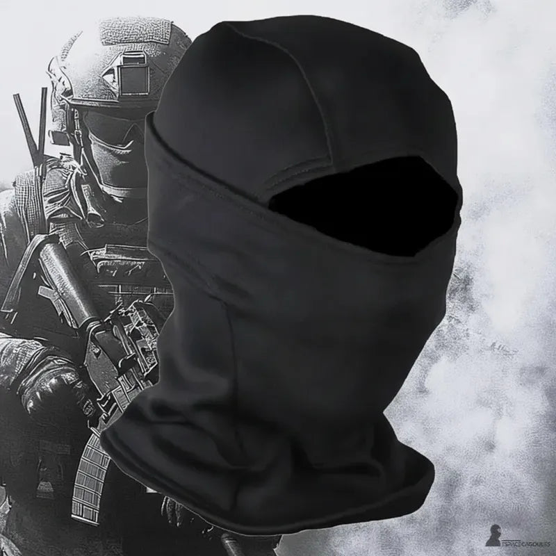Svart militär balaclava i elastisk polyester med ett hål, sett framifrån mot en grå taktisk bakgrund, täcker huvud och hals - Utrymme för balaclavor.