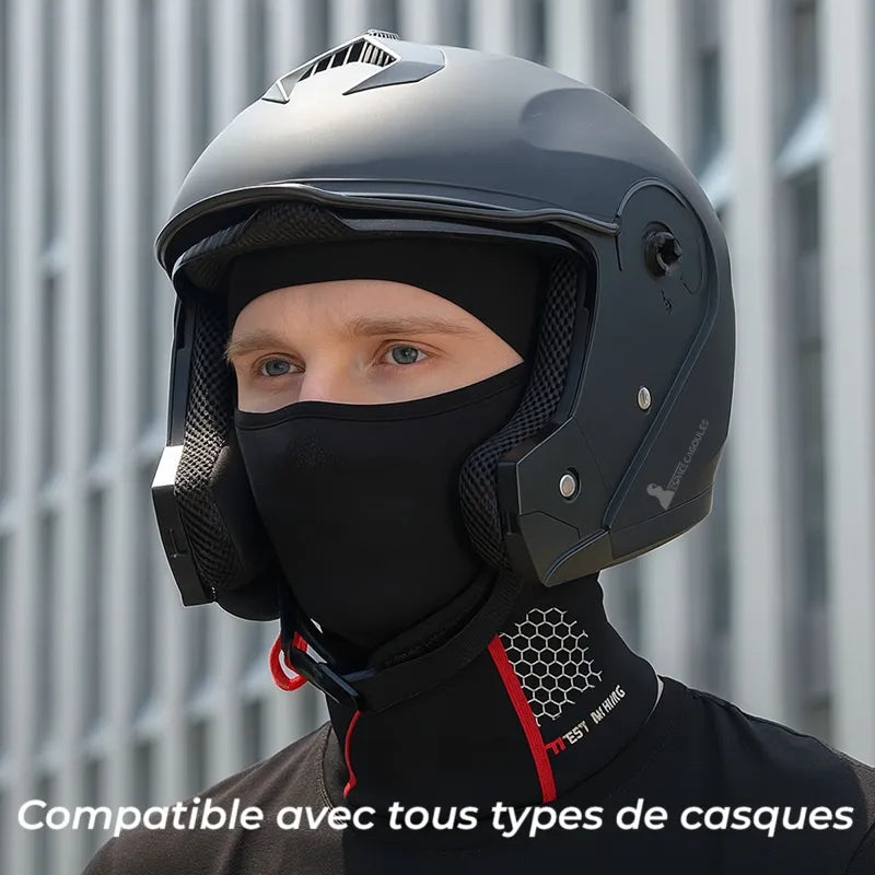 Cagoule moto anti transpiration noire portée sous un casque de moto, compatible avec tous types de casques