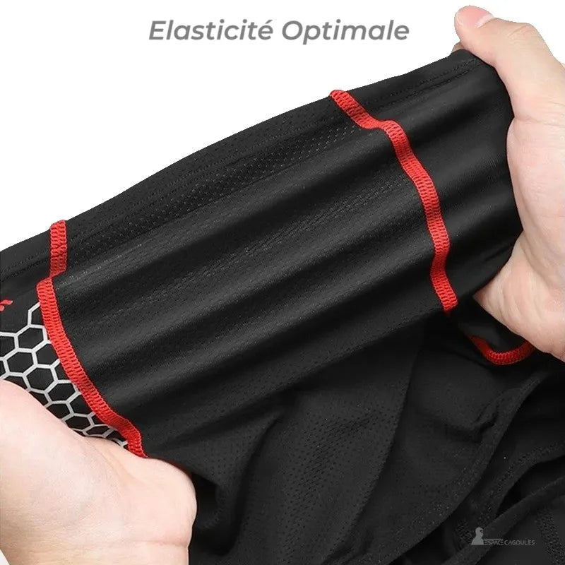 Cagoule moto anti transpiration montrant une grande élasticité du tissu noir avec coutures rouges