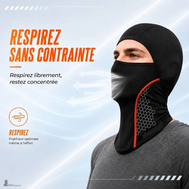Motard portant la cagoule moto anti-transpiration illustrant la respiration sans contrainte même à l'effort - Espace Cagoules