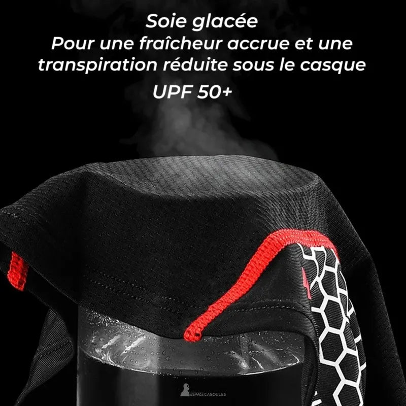 Cagoule moto anti transpiration en soie glacée avec couture rouge, montrée sur récipient vapeur pour illustrer fraßcheur et réduction de transpiration