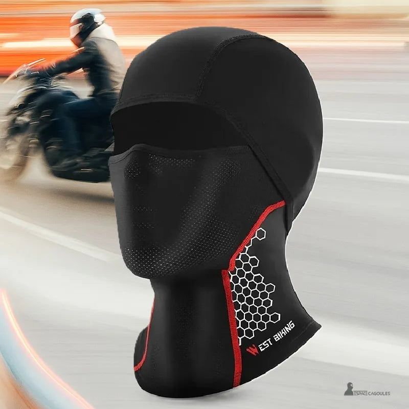 Cagoule moto anti transpiration noire avec motifs hexagonaux rouges et blancs, fond dynamique avec motard en mouvement sur route