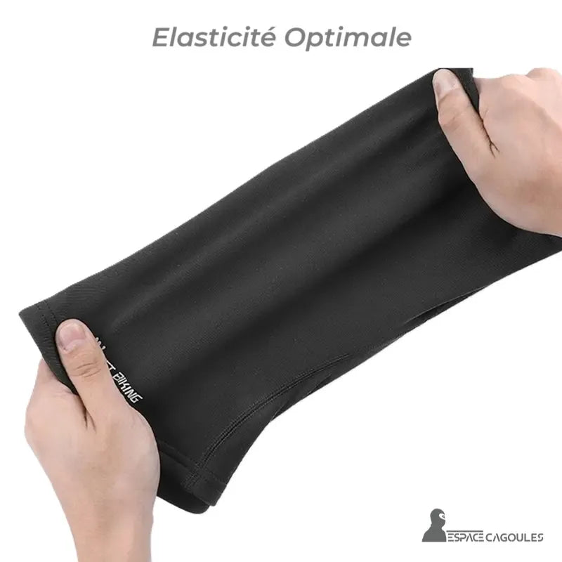 Cagoule Moto Chauffante â PrĂ©sentation de l'Ă©lasticitĂ© du tissu avec deux mains tirant le matĂ©riau pour montrer sa flexibilitĂ©
