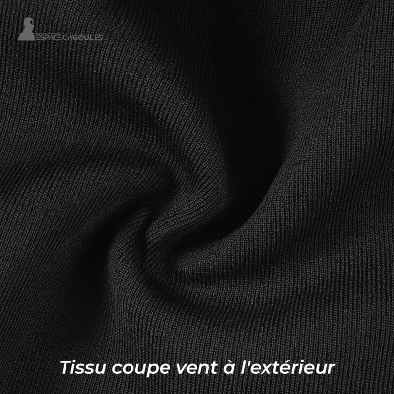 Cagoule Moto Chauffante â Zoom sur le tissu extĂ©rieur noir coupe-vent, parfait pour bloquer lâair froid pendant la conduite