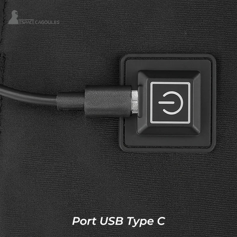 Cagoule Moto Chauffante â Vue rapprochĂ©e du port USB Type-C servant Ă alimenter la fonction chauffante via une batterie externe