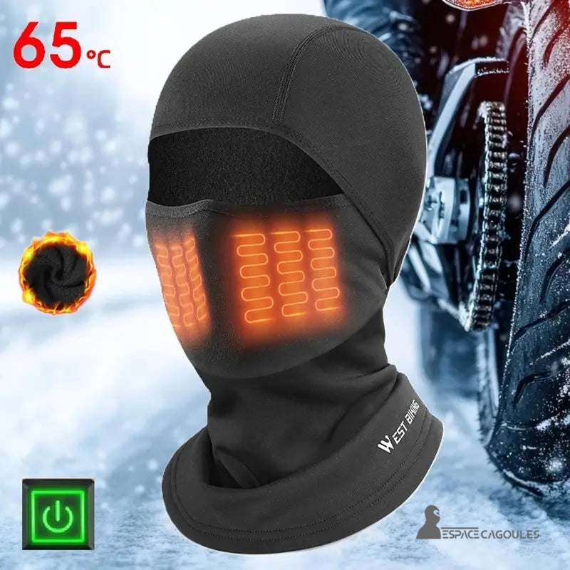 Cagoule Moto Chauffante â Vue de face sur fond de route enneigĂ©e, affichant une chaleur active Ă 65°C, idĂ©ale pour la moto en hiver