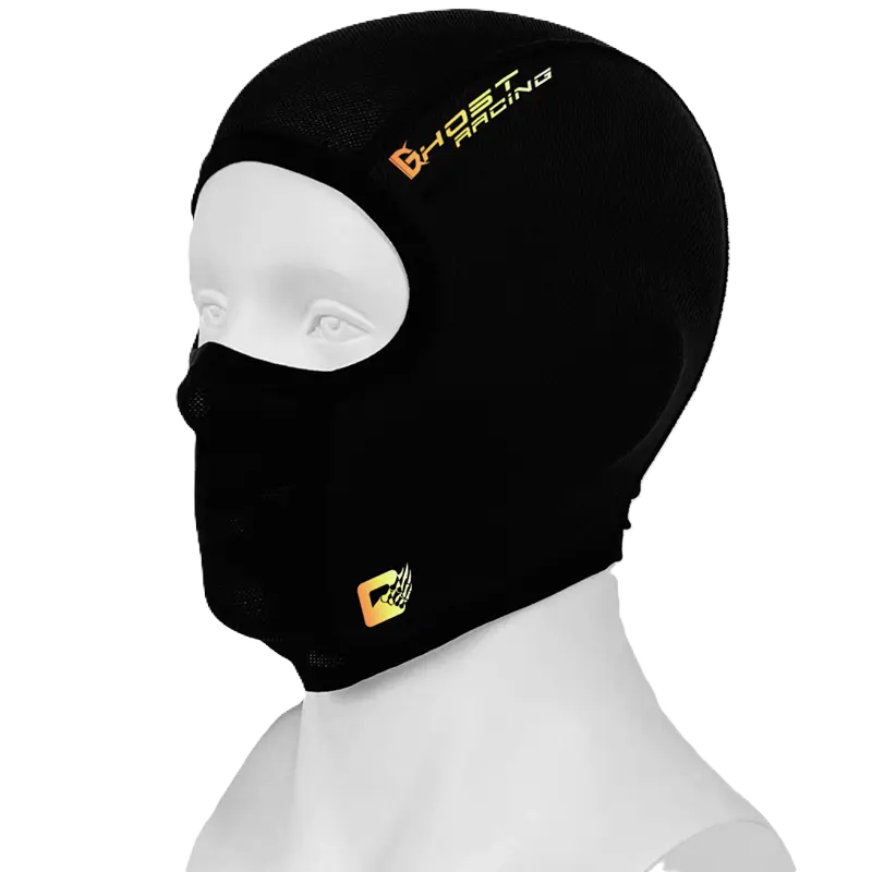 Cagoule Moto en Soie noire ajustée sur un mannequin blanc. Tissu stretch et respirant offrant une protection contre le vent et le froid tout en conservant une sensation de fraßcheur.