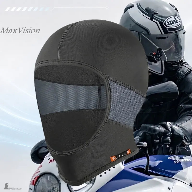 Cagoule moto en soie noire format intégral portée à côté d'un motard en casque sur sa moto - Espace Cagoules