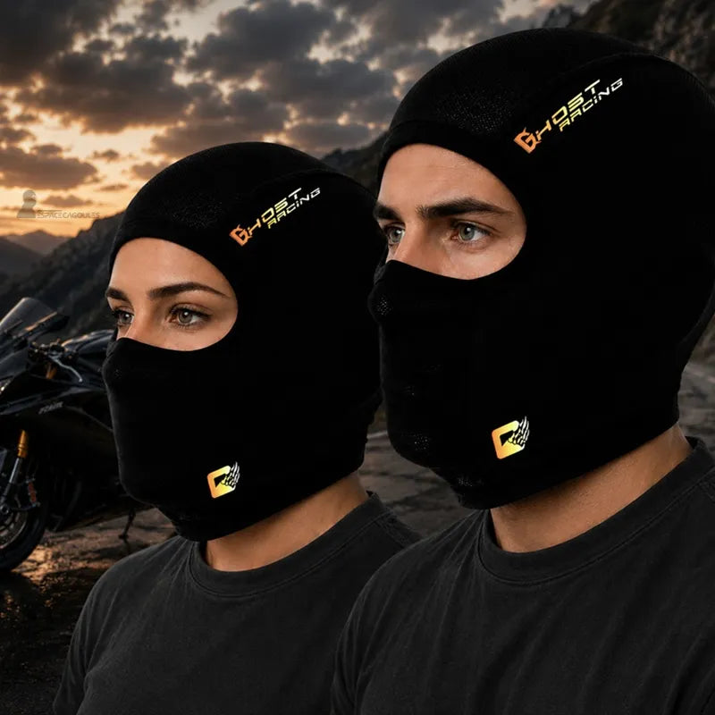 Couple de motards équipés de cagoules techniques respirantes en tissu micro-aéré pour la protection thermique et le confort en conduite.