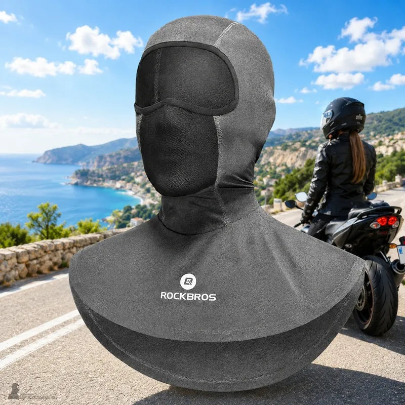 Cagoule moto été femme plastron SunDrap gris chiné sur mannequin — motarde aux cheveux longs sur moto en arrière-plan route côtière — Espace Cagoules