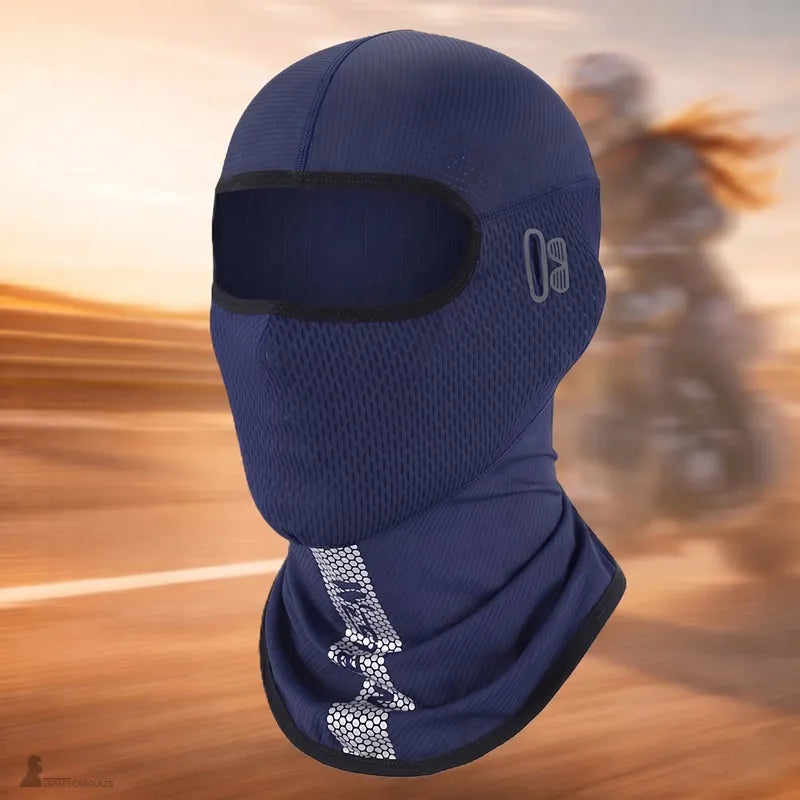 Cagoule moto été femme Solara soie glacée bleue sur mannequin avec motarde en arrière-plan — Espace Cagoules