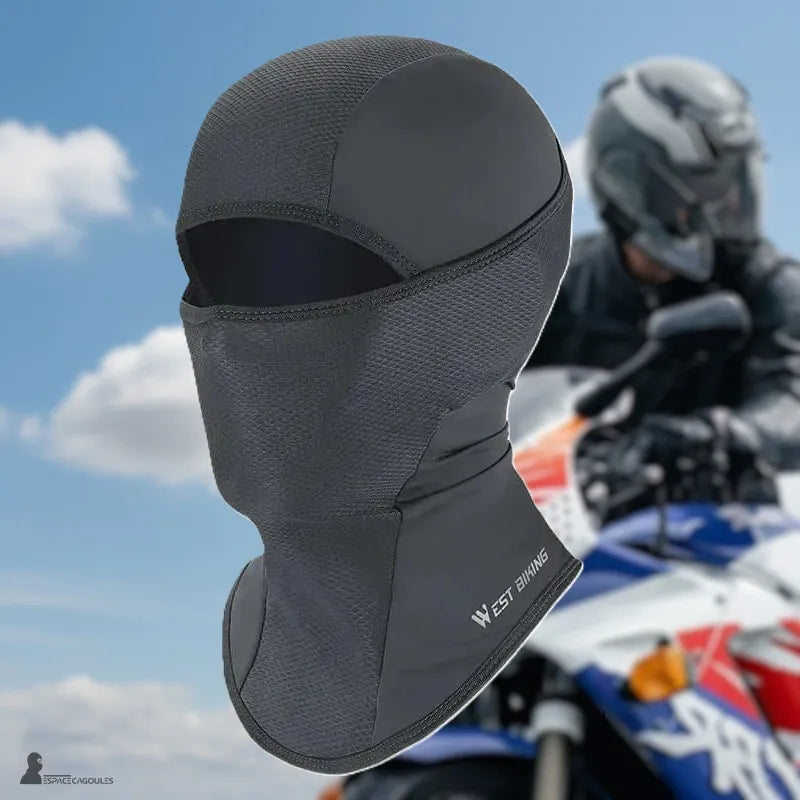 Kominiarka motocyklowa letnia męska szara noszona przez motocyklistę na sportowym motocyklu, niebieskie niebo w tle - Espace Cagoules