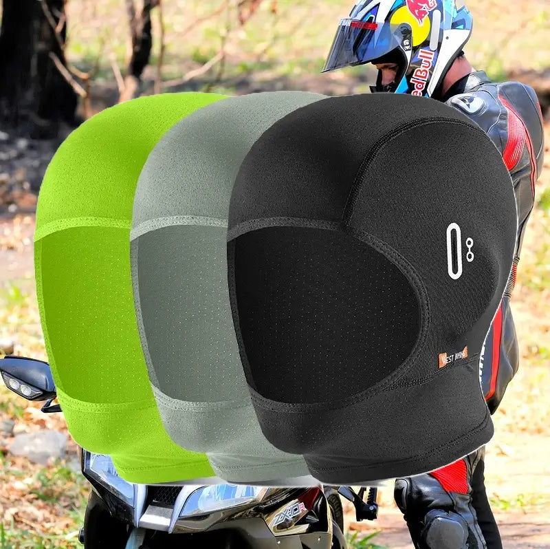 Cagoule moto été minimaliste en trois coloris vert, gris et noir devant un motard casqué - Espace Cagoules