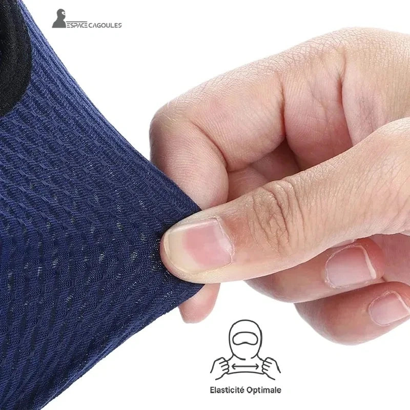 Silkair sommarmotorcykel balaclava demonstration av elasticitet av mörkblÄtt stretchtyg, nÀrbild pÄ hand som drar textil