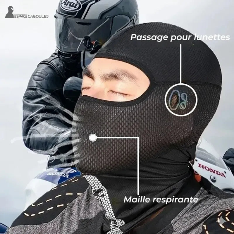 Svart Silkair sommarmotorcykelbalaclava som bÀrs av en cyklist med hjÀlm i bakgrunden, zooma pÄ andningsbart nÀt och glasögonpassage