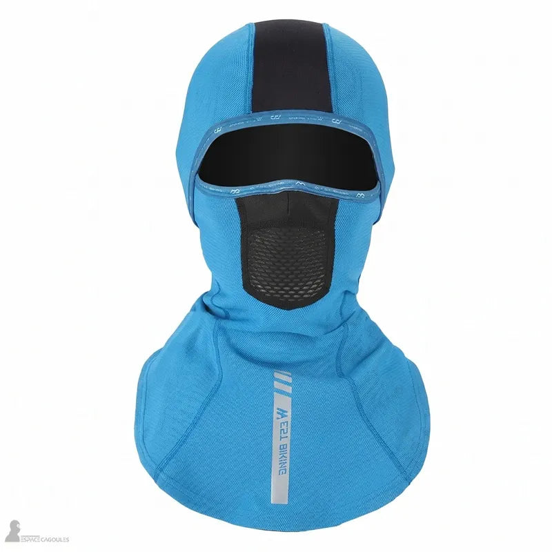 Cagoule Moto pour femme à cheveux longs de couleur bleue ciel, dotée d'un design ergonomique et d'une ouverture ajustée pour le visage, idéale pour les trajets hivernaux.