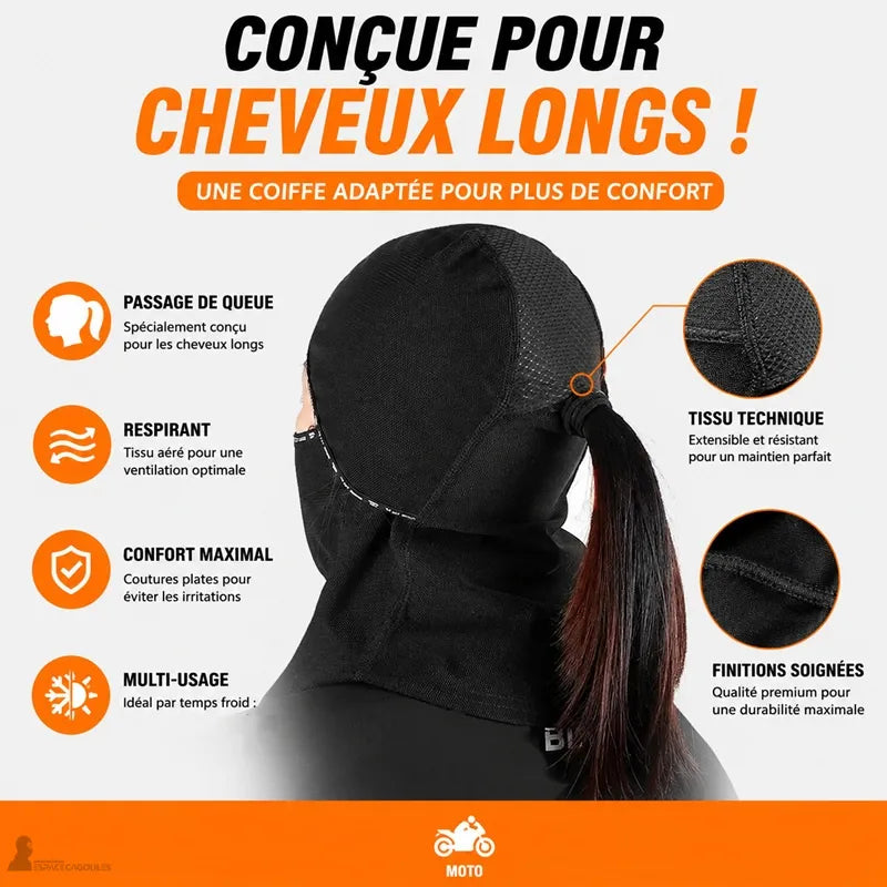 Vue arrière d'une Cagoule Moto pour femme à cheveux longs, mettant en avant l'ouverture spécialement conçue pour laisser passer une queue de cheval ou des cheveux longs.