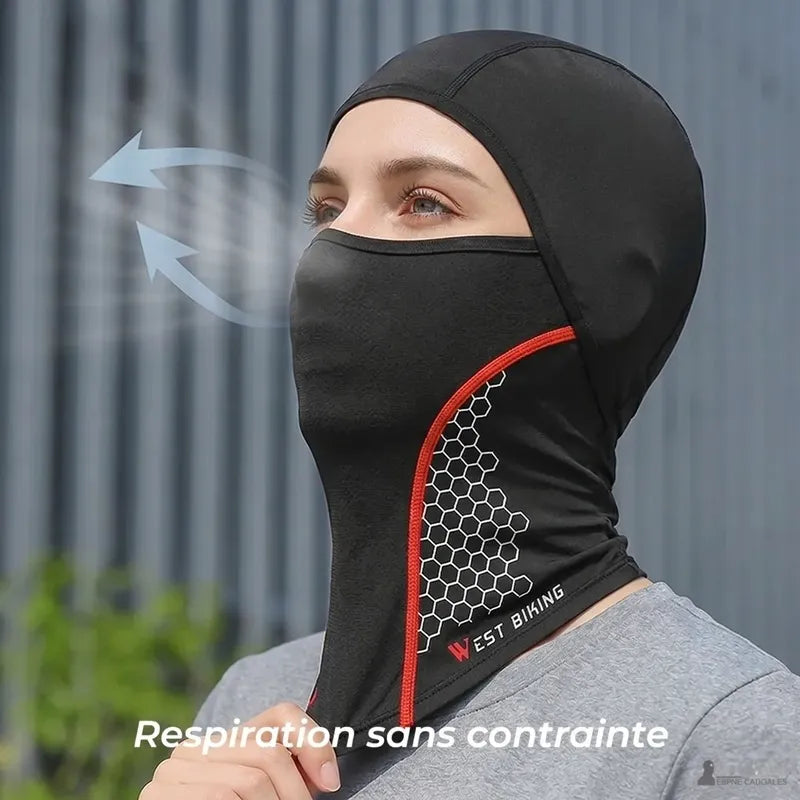 Motarde portant la cagoule moto femme Dryva noire avec maille hexagonale — respiration sans contrainte illustrée — Espace Cagoules