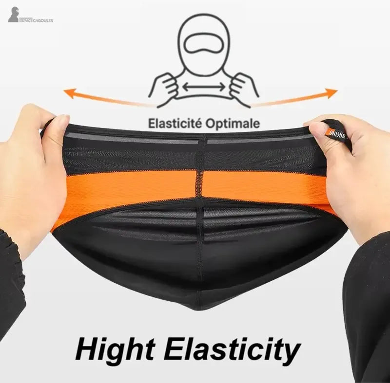 Cagoule moto femme Lumis — démonstration élasticité optimale du tissu soie glacée noir et orange — Espace Cagoules