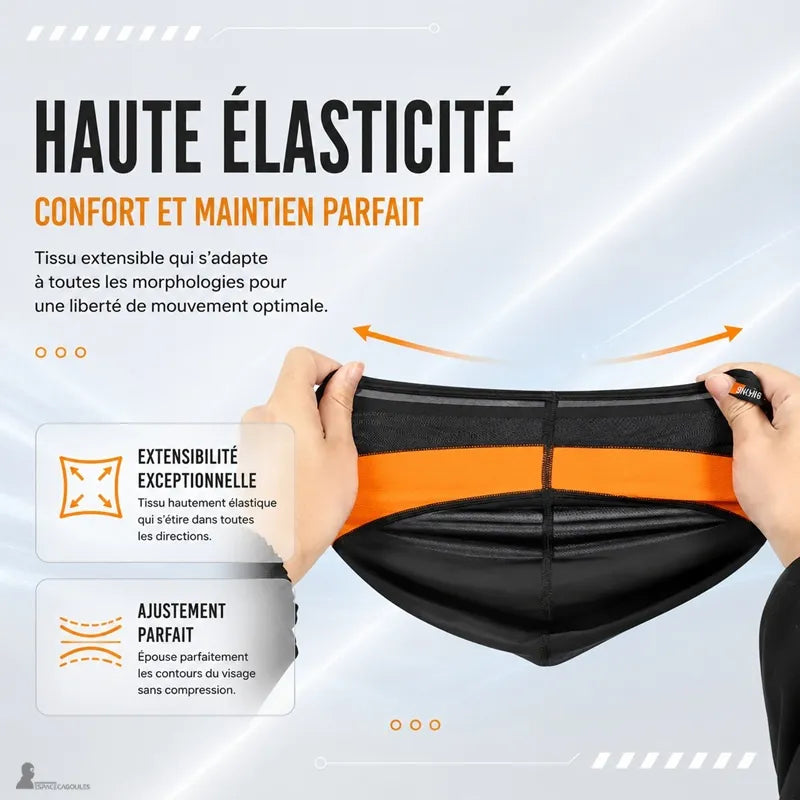 Kask motocyklowy dla kobiet z pełną wizją rozciągnięty między dwiema rękami, aby zilustrować wysoką elastyczność materiału - Przestrzeń Kasków.