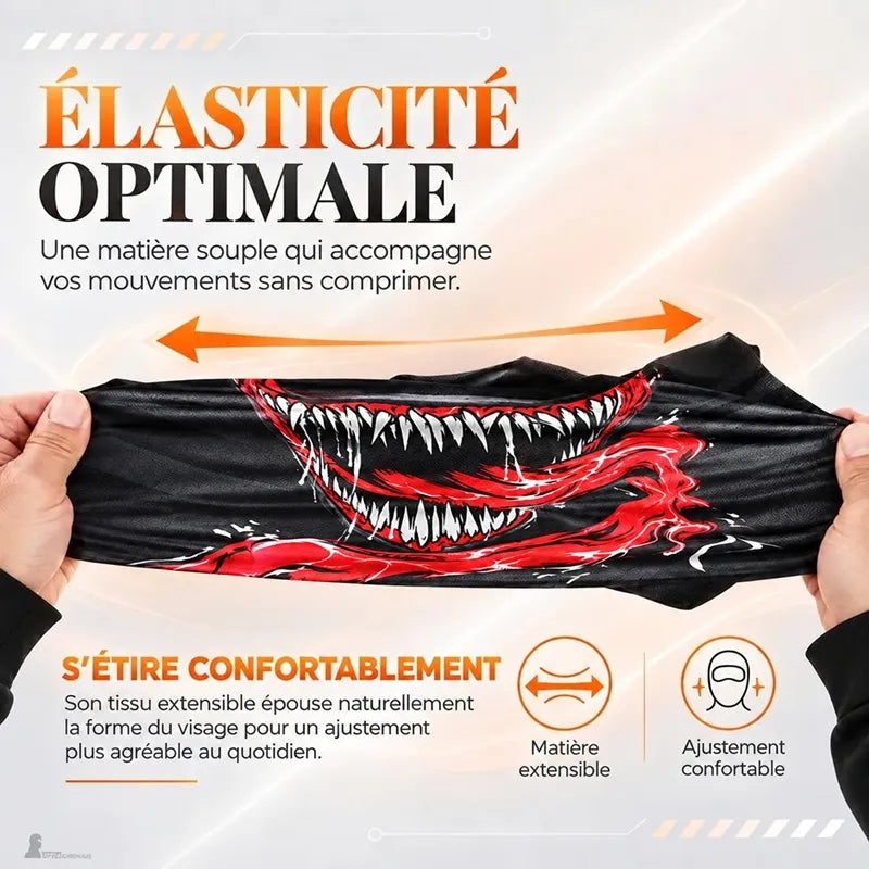 Mains étirant la cagoule moto Alien à l'horizontale pour montrer l'élasticité du tissu imprimé - Espace Cagoules