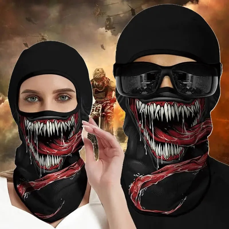 Femme et homme portant la cagoule moto fun Alien, l'un avec des lunettes de soleil, devant un pilote de motocross - Espace Cagoules