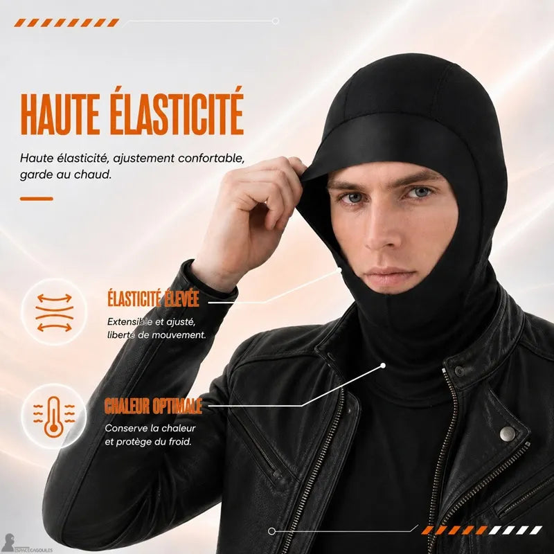 Kominiarka motocyklowa na zimę FreeFace noszona przez mężczyznę w skórzanej kurtce, demonstracja wysokiej elastyczności materiału - Przestrzeń Cagoule.