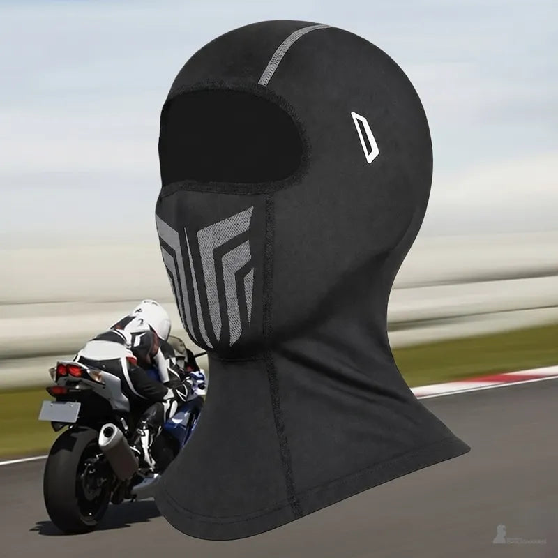 Cagoule moto homme DualRide noire vue de trois quarts sur fond de circuit - Espace Cagoules
