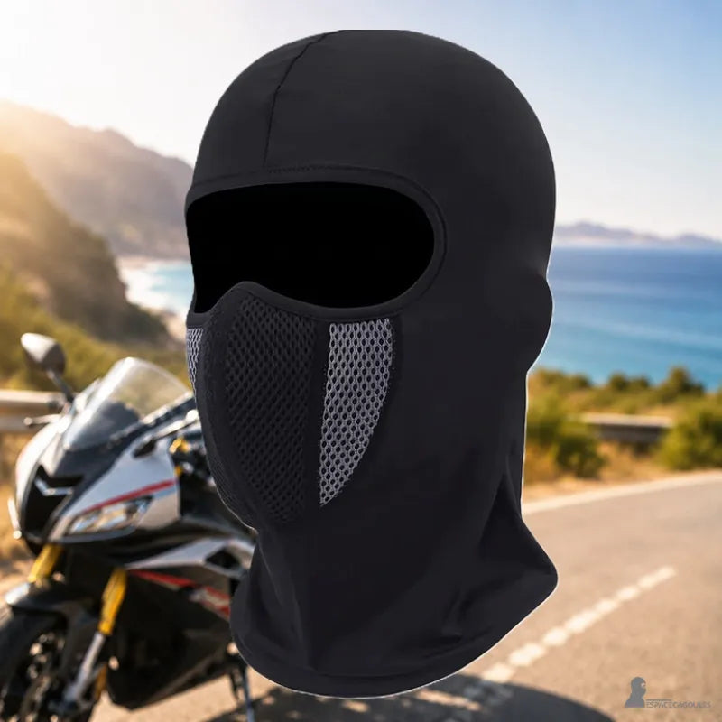 Cagoule moto lycra noire avec zone mesh grise portee devant une moto sportive au bord de mer - Espace Cagoules