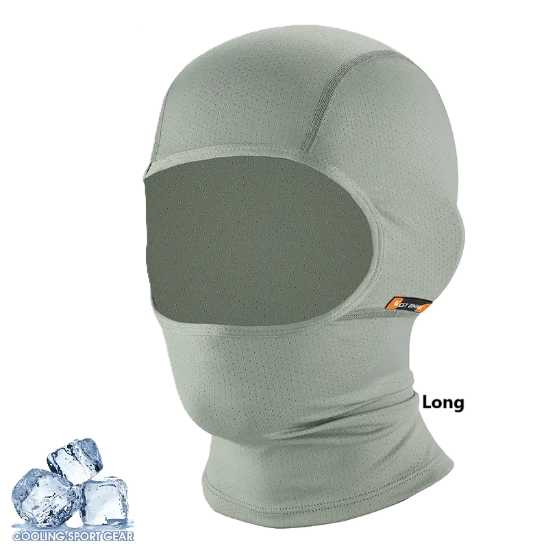 Cagoule moto été minimaliste gris clair avec un logo discret, affichée sur fond noir avec des glaçons pour symboliser sa respirabilité et son confort par temps chaud.