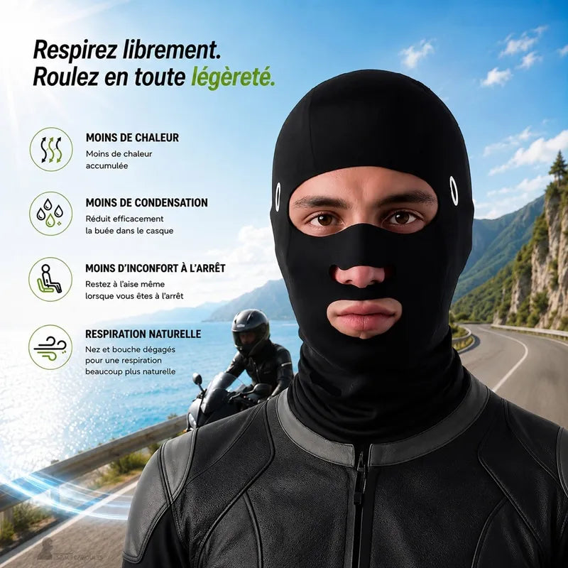 Motard portant une cagoule légère respirante sur route de montagne - Espace Cagoules