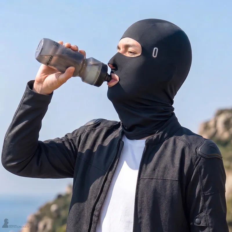 Motard buvant avec cagoule respirante à ouverture bouche dégagée - Espace Cagoules